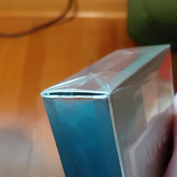 Boss Alive Eau de Parfum in Gold Packaging - Picture 2 of 5